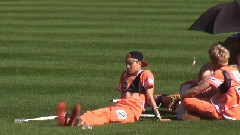 草地上悠闲脱鞋