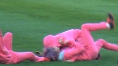 草坪上翻滚的少年