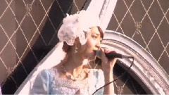 泣きながら微笑んで