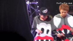 弹吉他状的鸡仔