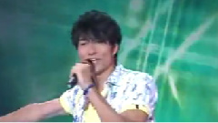 对面的女孩看过来