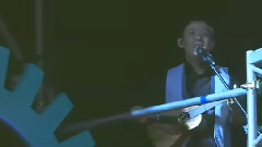 对面的女孩看过来