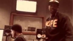 在录音室录制新歌现场