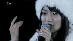 泣きながら微笑んで