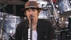 泪がキラリ MEET THE WORLD BEAT