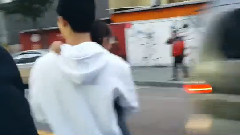 YG公司门口 B.I金韩彬抱着妹妹金韩星