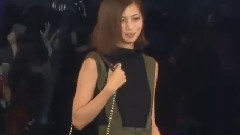 菊地あやか产后五个月带着宝宝走上T台:成为妈妈了!