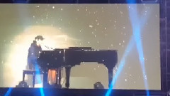 灿烈INS更新视频一则:彩排的时候我喜欢的花粉也这样这样乱遭地掉下来了!!