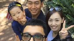 王宝强娇妻离开酒店外出 儿子戴墨镜星范儿足