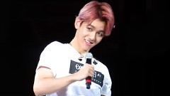 两眼相对 笑趴的两人