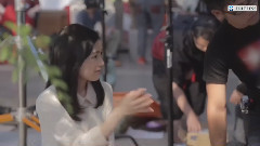 まゆゆ,公園のベンチで男性におねだり