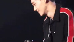 观看鸟叔歌曲串烧表演