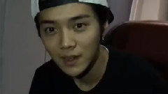 本来可以一本正经的做个美男子,偏偏要出来搞笑