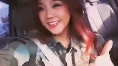 金珠娜INS更新 在车里快乐摇摆