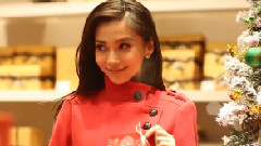 Angelababy馈赠圣诞甜蜜心意