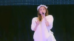 泣きながら微笑んで