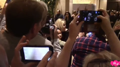 格莱美预热晚会与歌迷合影