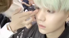 BANGTAN BOMB:JIN给SUGA戴美瞳