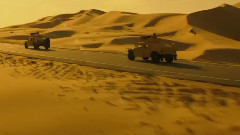 <军火贩War Dogs>最新预告 开着车去中东贩军火!