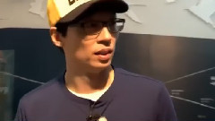 刘姆斯庞德在长颈鹿面前射水枪