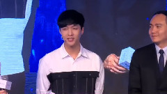 自曝是爱哭鬼? 自幼'扮女装'讨妈妈开心