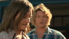 一周精彩视频串烧 电影<冲浪兄弟>萨姆.沃辛顿拯救脱轨兄弟