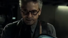 <蝙超>曝新电视宣传片 蝙蝠侠飞踹超人 英雄对抗升级