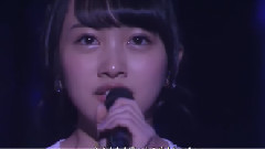 泣きながら微笑んで