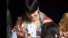 新娜拉签售会更新:摸粉丝头的朴智旻JIMIN