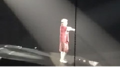 Justin Bieber演唱会从舞台上摔下来了