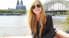 Avril Hits 21 Million Fans On Facebook