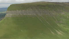 鸟瞰爱尔兰名山陡崖