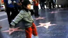 在好莱坞星光大道上与街头艺人斗舞