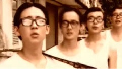 对面的女孩看过来