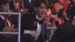 MAMA嘉宾席 伯贤跳舞