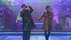 无眠的细雨在窗外下着