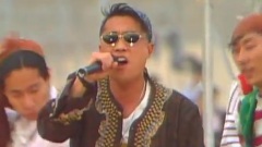 无眠的细雨在窗外下着