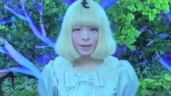 剛力彩芽と井川遥がau発表会に登壇.きゃりーぱみゅぱみゅもVTR出演