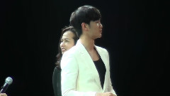 与粉丝互动拍摄海报环节 2 & 粉丝大合唱我只在乎你