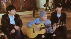 YG Family - 东赫 & 俊会弘大街头唱歌