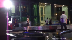 <向大地头球>探班 浪漫戏水