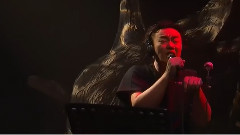 在陌生人的皮肤下品尝大气音乐会