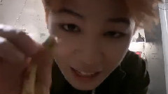 在玩玩具蛇的朴智旻 官网更新