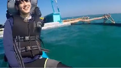 Yuri在船头唱跳SES的歌