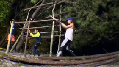 Yuri锯木头 展现手臂线条