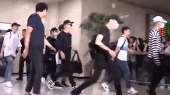 AsiaToday新闻频:粉丝围堵速战速决机场逃离的防弹少年团