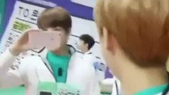 朴智旻自拍更新:偶像运动会赛场上的防弹成员们