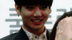 与粉丝对视讲话有些小害羞的田柾国