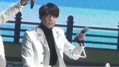 演奏乐器的田柾国