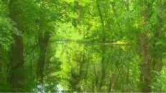 翻越山岭的晴朗天空